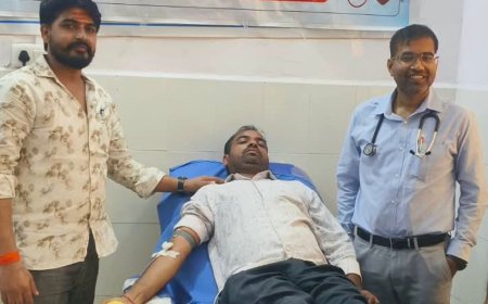 सोनभद्र मेडिकल कॉलेज डॉक्टरों और कर्मचारियों ने किया स्वैच्छिक रक्तदान:राष्ट्रीय स्वैच्छिक रक्तदान दिवस पर लोढ़ी में शिविर आयोजित