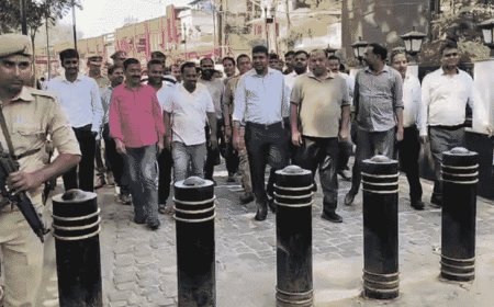 गोरखपुर के चटोरी गली में पहुंचें DM, SSP और नगर-आयुक्त:बोले- मांग पर मंथन किया जा रहा, व्यापारी बोले- रास्ता खोलने से ही होगा समाधान