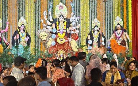 टूंडला में दुर्गा पूजा महोत्सव में उमड़ी श्रद्धालुओं की भीड़:शहर सजा;महाआरती के बाद देर रात तक हुए दर्शन, रूट डायवर्जन; पुलिस तैनात