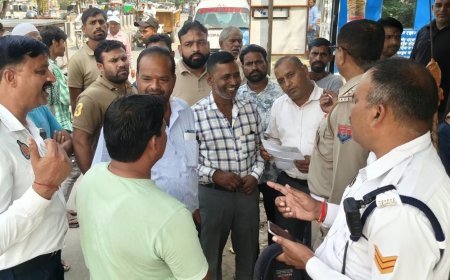 संभल में एम्बुलेंस चालकों ने TSI को घेरा:चेकिंग पर जताई नाराजगी, कागजात पूरे होने पर एम्बुलेंस नहीं रोकने का आश्वासन