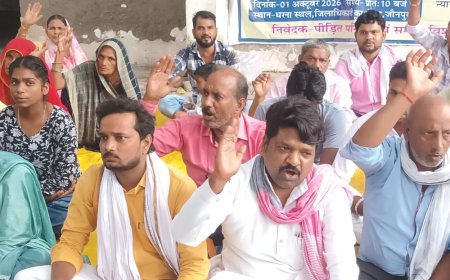 खेत में मिला युवक का शव, हत्या का आरोप:लापता होने के 2 दिन बाद मिली लाश, कलेक्ट्रेट में प्रदर्शन कर मुआवजे और जांच की मांग