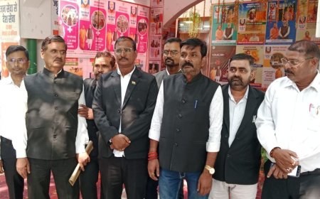 धौरहरा के अधिवक्ताओं ने एसडीएम के ट्रांसफर की मांग की:न्यायालय और प्रशासनिक कार्यों में रुचि न लेने का आरोप, डीएम को सौंपा ज्ञापन