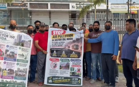 नोएडा में प्रदूषण के खिलाफ 15 सोसाइटी का प्रदर्शन:सेक्टर-150 के निवासी बोले," पुश्ता रोड से निकाले ट्रक, 20 हजार लोग हो रहे प्रभावित"