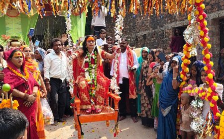 अंगारों पर चलकर महिला ने पूरी की प्रतिज्ञा:लोहे की कीलों की शैया पर लेटकर चार साल से कर रहीं साधना, नवमी पर गांव में निकलीं