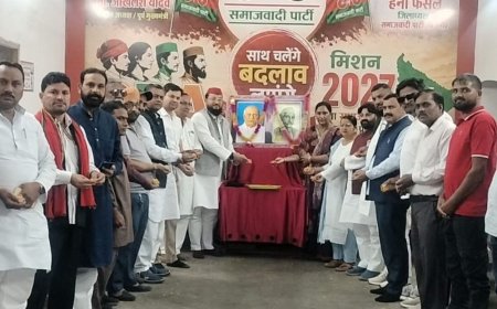 बिजनौर में सपा ने पटेल और नरेंद्र देव की जयंती:मनाई हनी फैसल की अध्यक्षता में कार्यक्रम, चित्रों पर माल्यार्पण