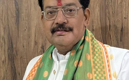 अब डीएम से मिले बरौली टाउन एरिया के लिपिक:अलीगढ़ में पत्नी-बेटी और दूसरी नगर पंचायतों के लिपिकों के साथ पहुंचा पीड़ित, चेयरमैन पर पिस्टल तानने का आरोप