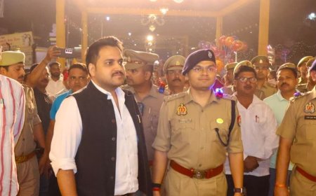 दुर्गा पूजा पंडालों में डीएम-एसपी ने सुरक्षा परखी:सीसीटीवी कैमरों और अग्निशमन उपकरणों की जांच, पुलिसकर्मियों को सतर्क रहने के निर्देश