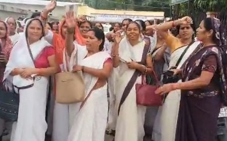 मानदेय बढ़ाने और स्थायी नियुक्ति की मांग को लेकर प्रदर्शन:मैनपुरी में आशा कार्यकर्ताओं ने डीएम को सौंपा ज्ञापन, लखनऊ में आंदोलन की चेतावनी