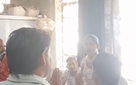 आगरा नगर निगम में किन्नर ने काटा हंगामा:कर्मचारी से कहा- जनता को पागल समझते हो, अधिकारी को बुलाने पर अड़े