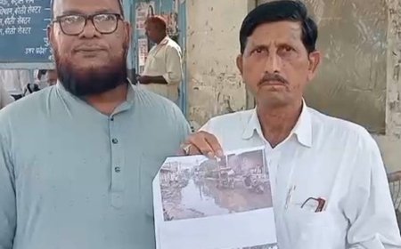 वार्ड 29 में नालियां चोक, स्कूल तक पहुंचा पानी:डीएम से शिकायत, क्षेत्रवासियों ने स्थलीय निरीक्षण और एंटी-लार्वा छिड़काव की मांग की