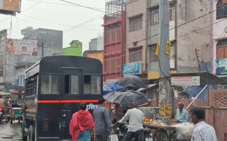 कासगंज में तेज हवाओं के साथ बारिश हुई:गुरुवार शाम 4 बजे बदला मौसम, लोग दुकानों और छज्जों के नीचे रुके