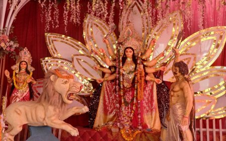 चंदौली में दुर्गा पूजा पंडाल बना आकर्षण का केंद्र:श्रीराम जानकी मठ मंदिर में 50 साल से हो रही पूजा, दूर-दूर से आ रहे श्रद्धालु