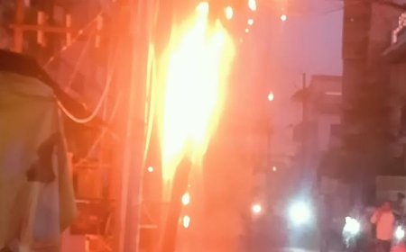 सहारनपुर में बिजली के खंभे की केबलों में आग लगी:शॉर्ट सर्किट से उठीं लपटें, लोगों ने बाल्टियों से पानी डाला, फायर ब्रिगेड ने काबू पाया