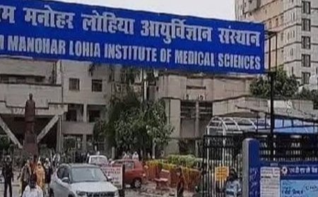 लोहिया के बाहर मरीज शिफ्टिंग से मना करने पर मारपीट:एंबुलेंस कर्मी को पीटा, आंख में चोट आईं; मोबाइल छीनने का आरोप