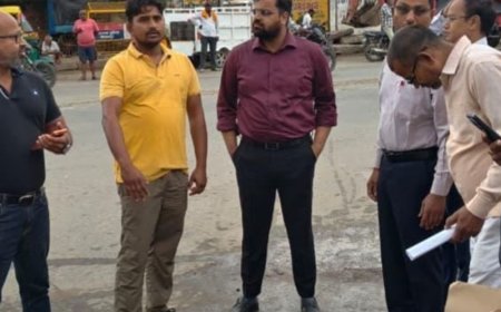 वार्ड-13 में गंदगी देख भड़के नगर आयुक्त:सफाई निरीक्षक को लगाई फटकार; रोजाना दो शिफ्ट में चलेगा सफाई अभियान