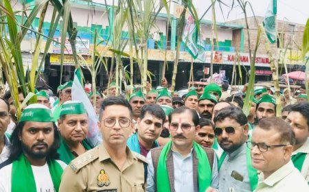 गन्ना भुगतान न मिलने पर किसानों ने कलेक्ट्रेट घेरा:दीपावली से पहले बकाया चुकाने की मांग, आंदोलन की चेतावनी