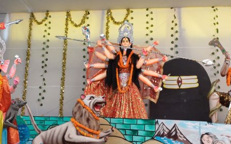 मां दुर्गा की चलती मूर्ति बनी आकर्षण का केंद्र:चंदौली में मां सती सेवा समिति के पंडाल लगी देखने वालों की भीड़