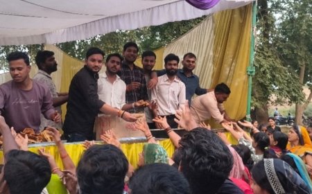 कोंच में नवरात्रि पर सेवा:नवरात्रि की सप्तमी पर बिजली विभाग ने कराया भंडारा, श्रद्धालुओं ने ग्रहण किया प्रसाद