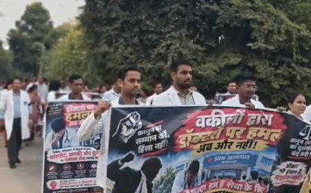 मेडिकल कॉलेज में डॉक्टरों ने निकाला विरोध मार्च:डॉक्टर बोले- लोगो देख गाड़ी से उतारकर पीटा, 8 जूनियर घायल; संवाद की अपील