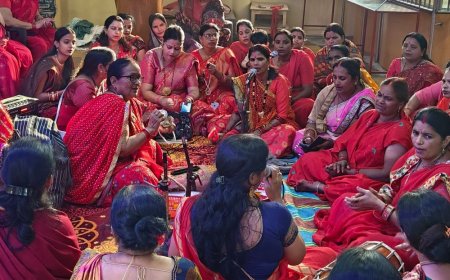 लखनऊ में नवरात्रि पर महिलाओं ने किए भजन-कीर्तन:सातवें दिन सामूहिक नृत्य और भक्ति गीतों से गूंजा मंदिर, 15 साल से जारी परंपरा