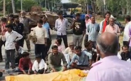 जालौन में शव लेकर सड़क पर उतरे ग्रामीण, लगाया जाम:अंतिम संस्कार के लिए जगह नहीं मिलने पर नाराजगी, मिला आश्वासन