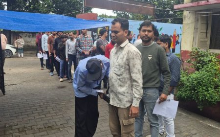 मुरादाबाद में बारिश के बीच 52 केंद्रों पर पीईटी परीक्षा:पहली पाली में 23,352 अभ्यर्थी देंगे एग्जाम, प्रवेश से पहले हुई सघन जांच