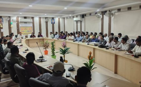 हापुड़ में एमएलसी चुनाव के लिए मतदान कार्मिकों को ट्रेनिंग:डीएम ने निष्पक्ष चुनाव कराने के लिए दिए जरूरी निर्देश