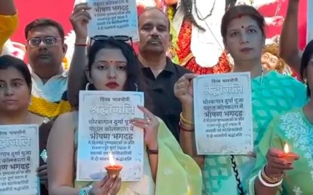 प्रयागराज में कलकत्ता हादसे के मृतकों को श्रद्धांजलि:दुर्गा पंडाल में हाथों में दिए जलाकर 2 मिनट का मौन रखा, घायलों के लिए प्रार्थना