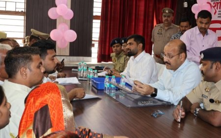 डीएम बोले- शिकायतों का निस्तारण सरकार की प्राथमिकता:मेरठ में समाधान दिवस पर 159 शिकायतें मिलीं, 10 का मौके पर निस्तारण