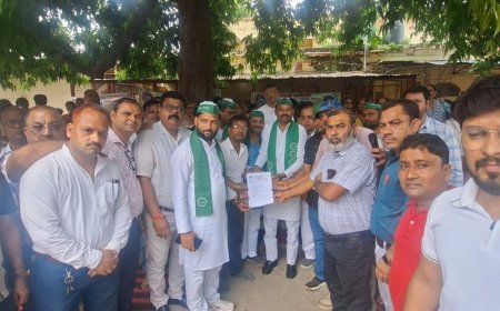 संविदा स्वास्थ्य कर्मियों का धरना आज भी जारी:मैनपुरी में नियमितीकरण और सम्मानजनक वेतन सहित 6 मांगों को लेकर प्रदर्शन