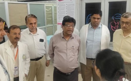 लोकबंधु अस्पताल का DG मेडिकल हेल्थ ने किया औचक निरीक्षण:काउंटर पर भीड़ और खराब व्हीलचेयर मिलने पर लगाई फटकार, मरीजों की सुविधाएं परखीं