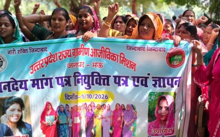 समूह सखियों का प्रदर्शन, 20 हजार मानदेय-स्थायी नियुक्ति की मांग:मऊ में कलेक्ट्रेट में महिलाओं ने सीएम को संबोधित ज्ञापन सौंपा