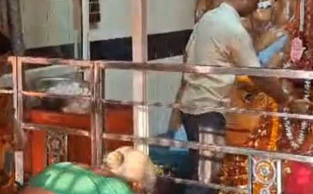 बदायूं में नवरात्र के पांचवें दिन स्कंदमाता की पूजा:घरों में जले दीप, मंदिरों में गूंजे जयकारे; भक्तों ने मांगी सुख-समृद्धि
