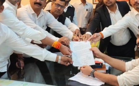 अधिवक्ताओं ने लाइसेंस प्रक्रिया में भ्रष्टाचार का लगाया आरोप:महराजगंज में डीएम को सौंपा शिकायती पत्र, एआरटीओ और डीटीआई की भूमिका की जांच की मांग