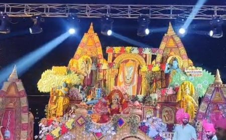 नुमाइश चौराहे पर रातभर गूंजे माता रानी के जयकारे:इटावा में हजारों श्रद्धालु जागरण में पहुंचे, देवी झांकियों ने मोहा मन