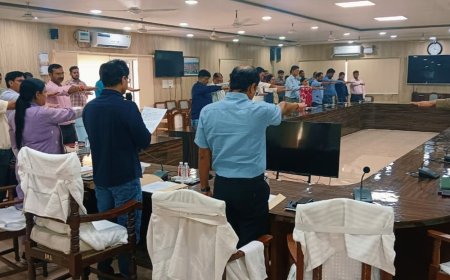 अमरोहा कलेक्ट्रेट में सरदार पटेल की जयंती मनाई गई:जिलाधिकारी ने अधिकारियों-कर्मचारियों को राष्ट्रीय एकता की शपथ दिलाई