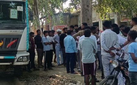 अयोध्या में डंपर ने गाय को कुचला, मौत:मोहली चौराहे के पास हादसा, भीड़ ने दौड़ाकर चालक को पकड़ा; पुलिस को सौंपा