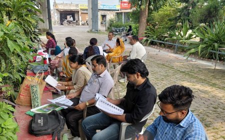 फर्रुखाबाद में मतदाता सूची अभियान में कम लोग पहुंचे:बीएलओ करते रहे इंतजार, बूथों पर आवेदन करने वालों की संख्या दोपहर तक रही कम