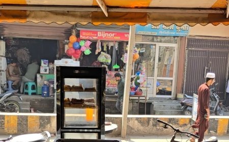 चॉकलेट चोरी कर रहे 2 युवकों को लोगों ने पकड़ा:बिजनौर में देर रात बेकरी में घुसे, 10 हजार से ज्यादा की चॉकलेट निकालीं