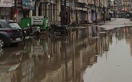 हाथरस में बारिश से तापमान गिरा, मंडी में धान भीगा:किसानों को लाखों का नुकसान, शहर में स्थान -स्थान पर जलभराव