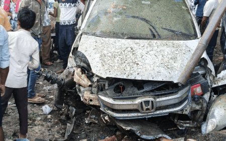 नशे में चालक ने कार खंभे से लड़ाई कार,2 घायल:बदायूं के सखानूं बस स्टैंड पर हुआ हादसा, टक्कर से बिरयानी के ठेले का टट्टर भी उड़ा