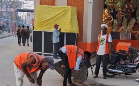 नगर निगम ने दुर्गा पूजा पंडालों के पास सफाई कराई:कल्याण सिंह वार्ड में कचरा हटाकर चूना छिड़का, लोग खुश