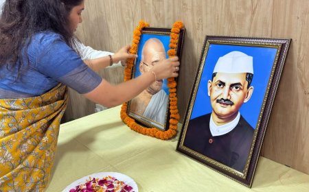 श्रावस्ती में गांधी-शास्त्री जयंती पर नशामुक्ति की शपथ दिलाई:क्रॉसकंट्री धावकों को सम्मान मिला, डीएम ने महापुरुषों के आदर्शों पर चलने को कहा