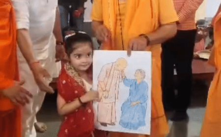 यशस्विनी ने बनाई योगी और उनकी मां की तस्वीर:CM ने पकड़कर खिंचवाई फोटो; 11 कन्यायों के पैर धुले, देखें VIDEO
