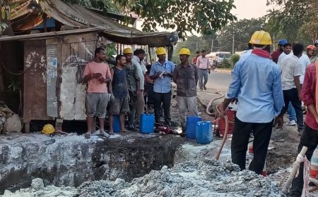 पेट्रोल पाइपलाइन की वेल्डिंग के दौरान लगी आग:देवरिया में आधे घंटे बंद रहा रास्ता, कर्मचारियों ने पाया काबू; गड्ढे में जमा था पेट्रोल