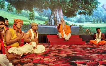 देवरिया में रामलीला शुरू, राम जन्म का मंचन:तुलसीदास की कथा और लव-कुश प्रसंग से हुई शुरुआत, भक्तिमय हुआ माहौल