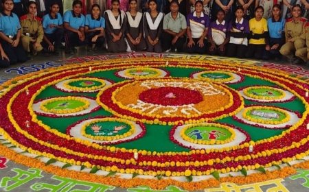 लखनऊ में छात्राओं ने रंगोली से दिया नशामुक्ति का संदेश:'विकसित भारत' और 'सेवा मेरा योगदान' थीम पर आयोजन, प्राचार्या सराहना की