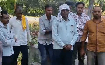 झांसी में एक्सीडेंट में पिता की मौत, दो बेटियां घायल:गृह प्रवेश कार्यक्रम से घर लौट रही थे, बेकाबू गाड़ी ने बाइक को उडाया