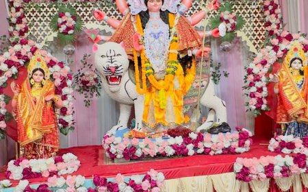 सुलतानपुर में दुर्गा पूजा महोत्सव:पूजा समिति सीताकुण्ड द्वारा कौडी और कलावे से बनाई गई प्रतिमा