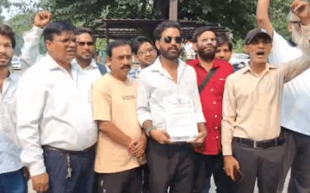 दलेर मेहंदी के समर्थन में उतरे मेरठ के कलाकार:कमिश्नरी चौराहे पर कला शक्ति महासंघ ने किया प्रदर्शन, डीएम को सौंपा ज्ञापन